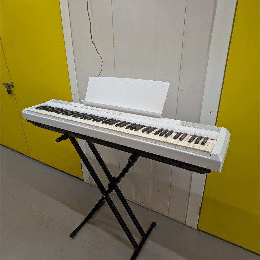 Đàn piano điện Yamaha P105 màu trắng thiết kế gọn nhẹ, đặt trên chân đế chữ X tại cửa hàng TÂN NHẠC CỤ