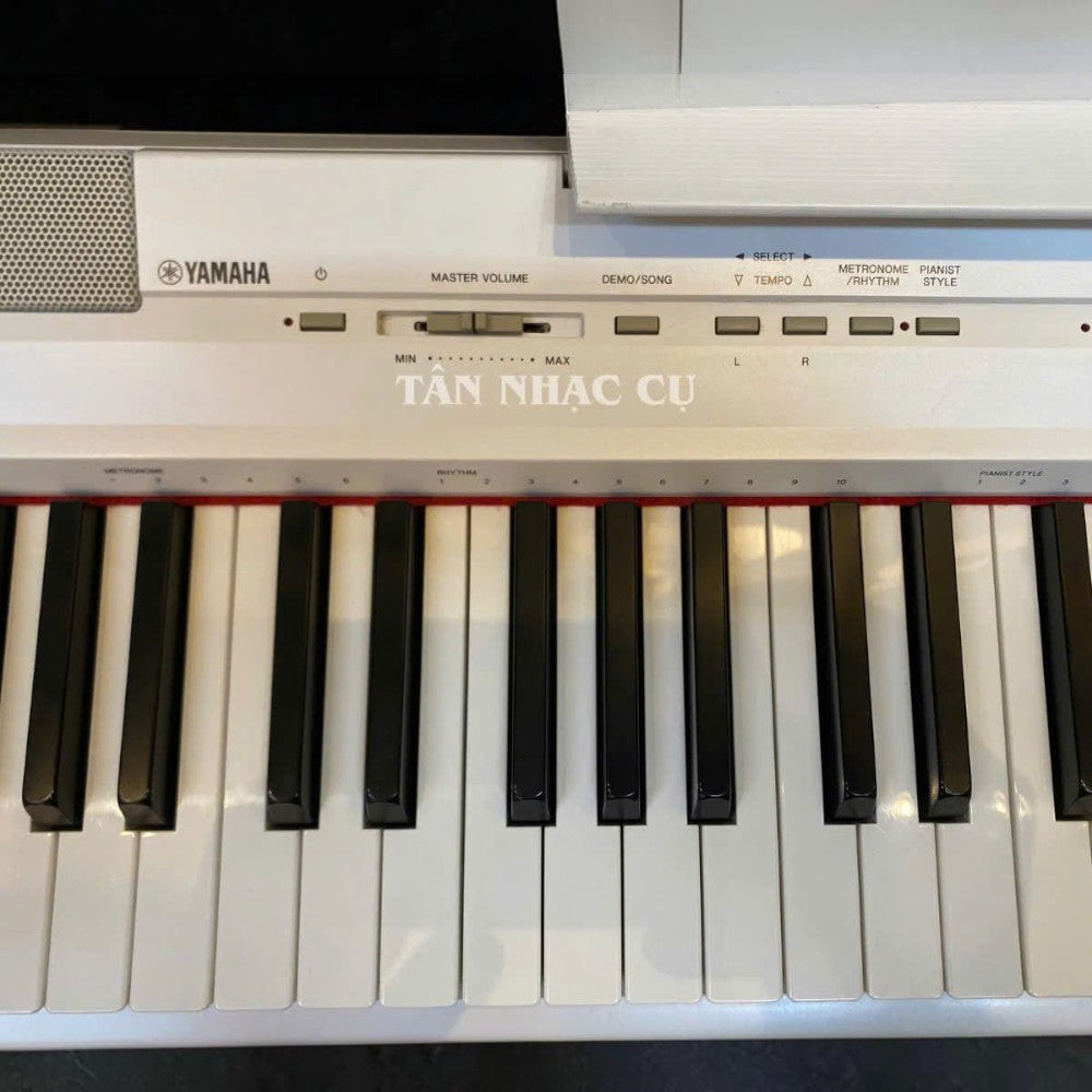 Đàn piano điện Yamaha P105 màu trắng tại TÂN NHẠC CỤ với bàn phím GHS và bảng điều khiển phía trên