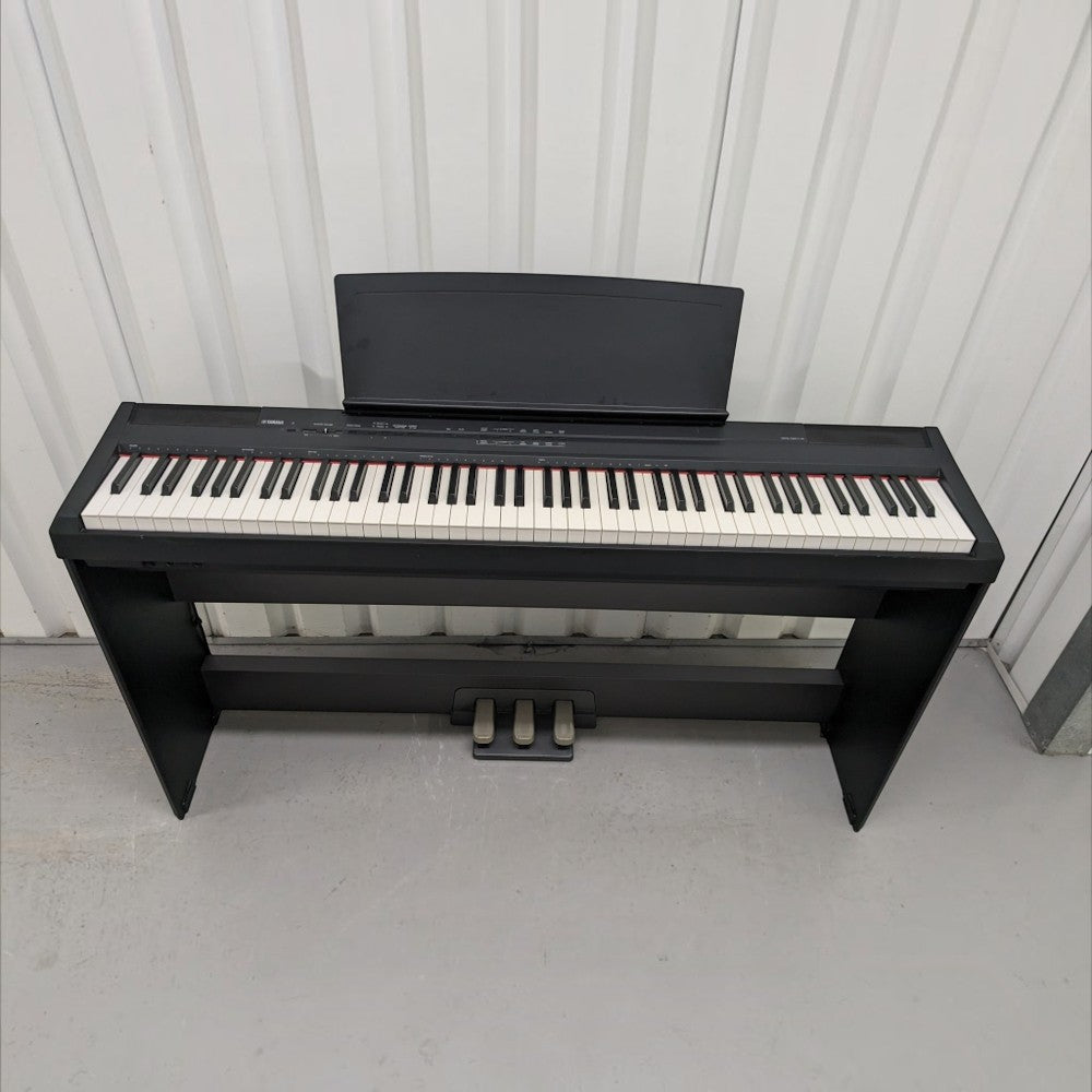 Đàn piano điện Yamaha P105 màu đen tại TÂN NHẠC CỤ, thiết kế portable 88 phím GHS với giá đỡ nhạc và pedal đi kèm.