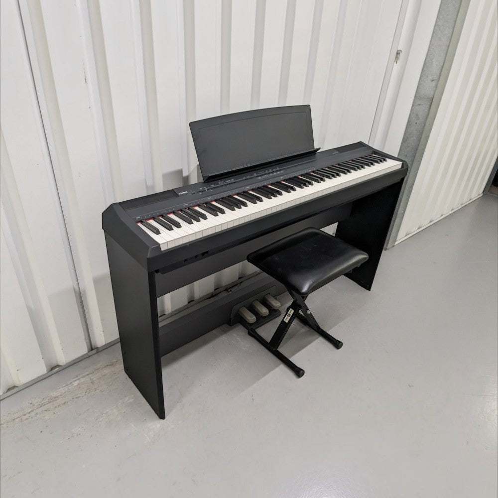 Đàn piano điện Yamaha P105 màu đen tại TÂN NHẠC CỤ, thiết kế portable 88 phím kèm ghế và chân đàn chắc chắn.