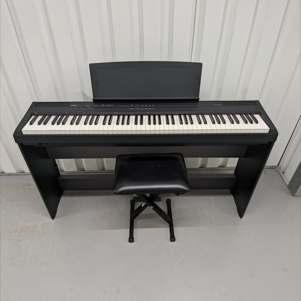 Đàn piano điện Yamaha P105 màu đen tại TÂN NHẠC CỤ, thiết kế 88 phím GHS gọn nhẹ, kèm ghế đàn và giá để nhạc.