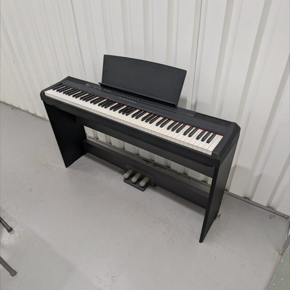 Đàn piano điện Yamaha P105 màu đen tại TÂN NHẠC CỤ, thiết kế portable 88 phím GHS với giá đỡ nhạc và pedal đi kèm.