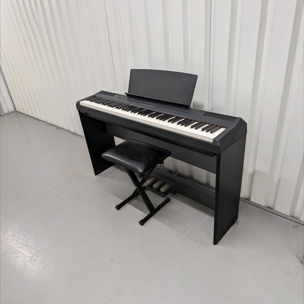 Đàn piano điện Yamaha P105 màu đen tại Tân Nhạc Cụ, thiết kế gọn nhẹ với 88 phím GHS và giá để nhạc đi kèm