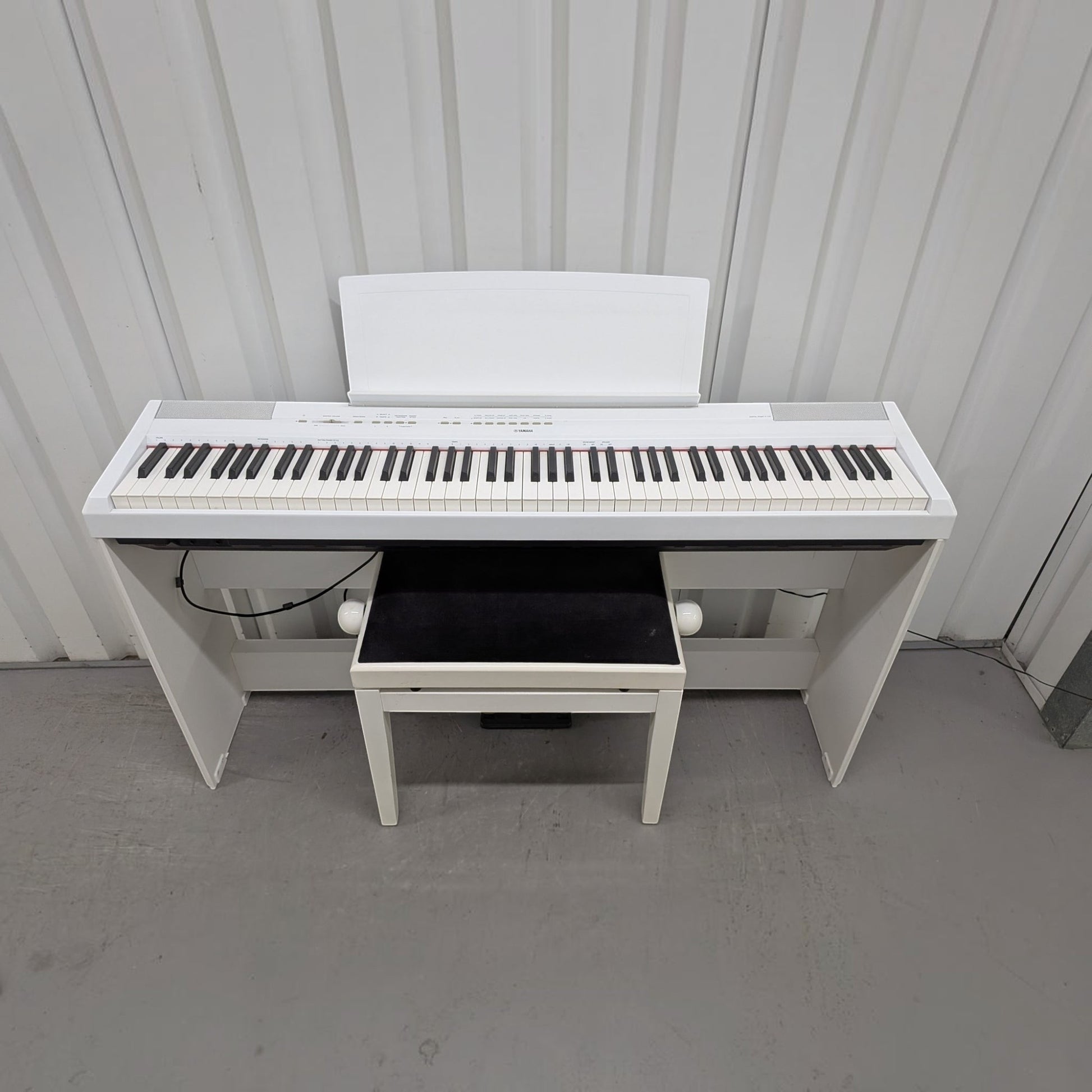 Đàn piano điện Yamaha P-115 màu trắng tại TÂN NHẠC CỤ, thiết kế gọn nhẹ với 88 phím GHS và giá đỡ nhạc