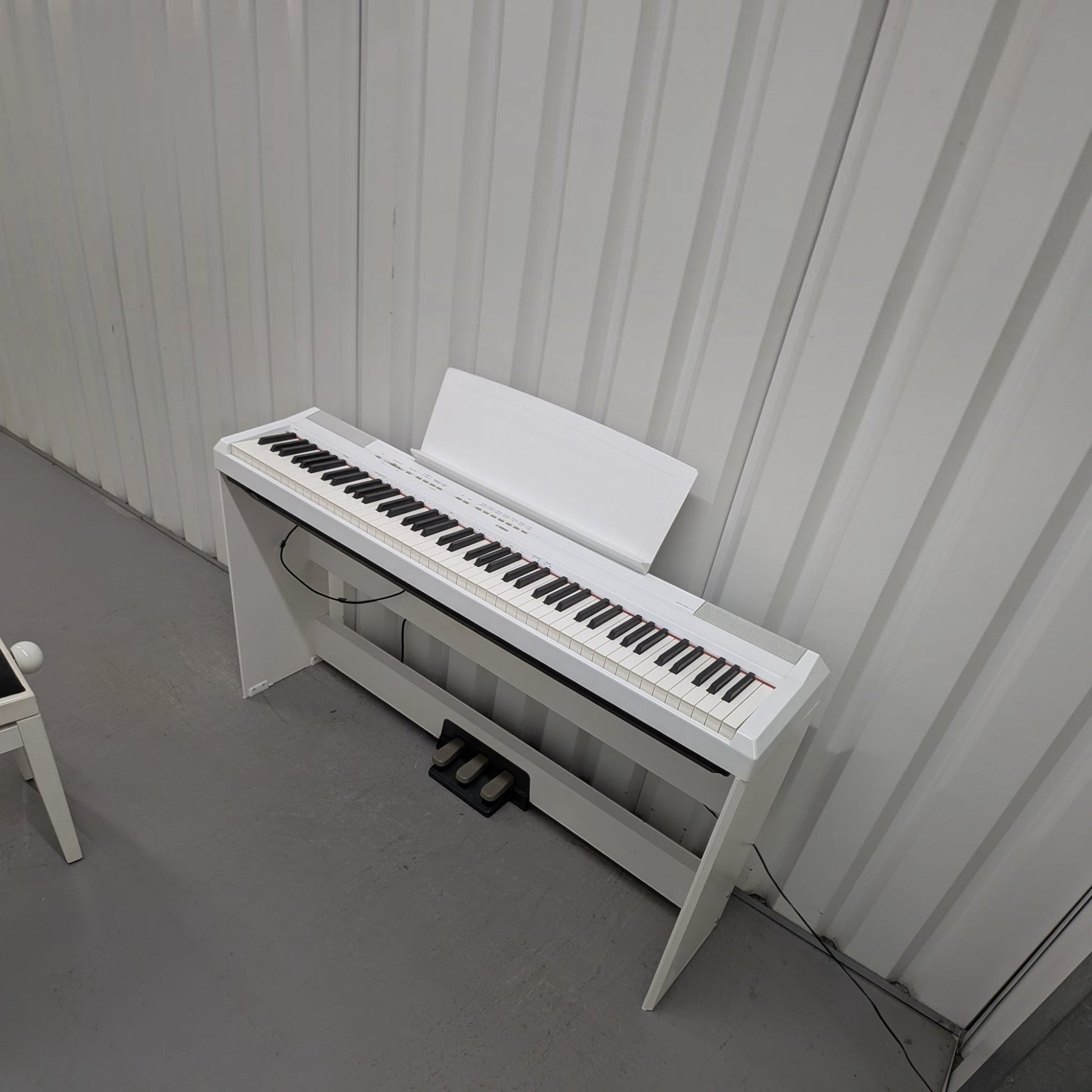 Đàn piano điện Yamaha P-115 màu trắng tại TÂN NHẠC CỤ, thiết kế gọn nhẹ với 88 phím GHS và giá đỡ nhạc.