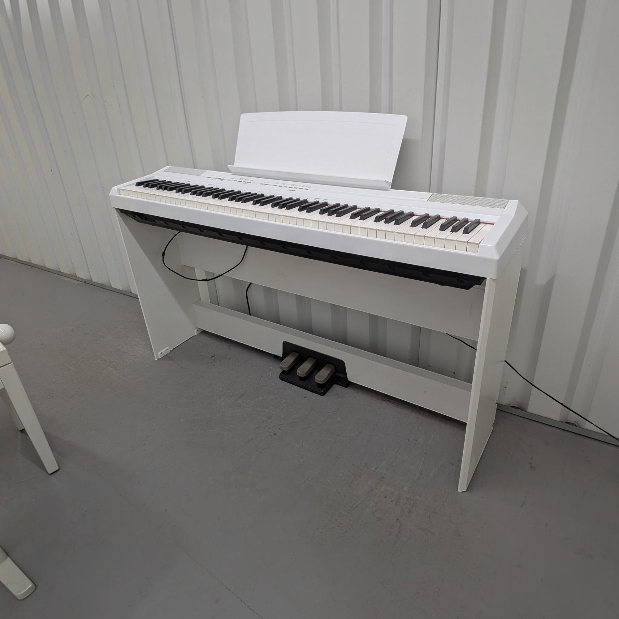 Đàn piano điện Yamaha P-115 màu trắng tại TÂN NHẠC CỤ, thiết kế gọn nhẹ với 88 phím GHS và chân đàn chắc chắn.