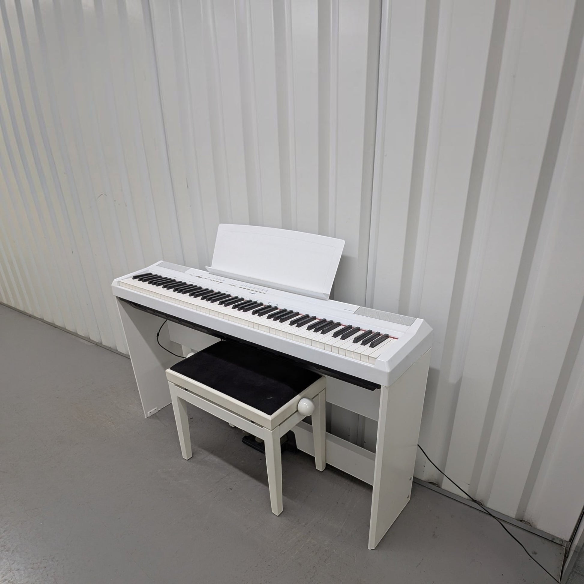 Đàn piano điện TÂN NHẠC CỤ Yamaha P-115 màu trắng thiết kế gọn nhẹ với chân đàn và ghế ngồi đi kèm