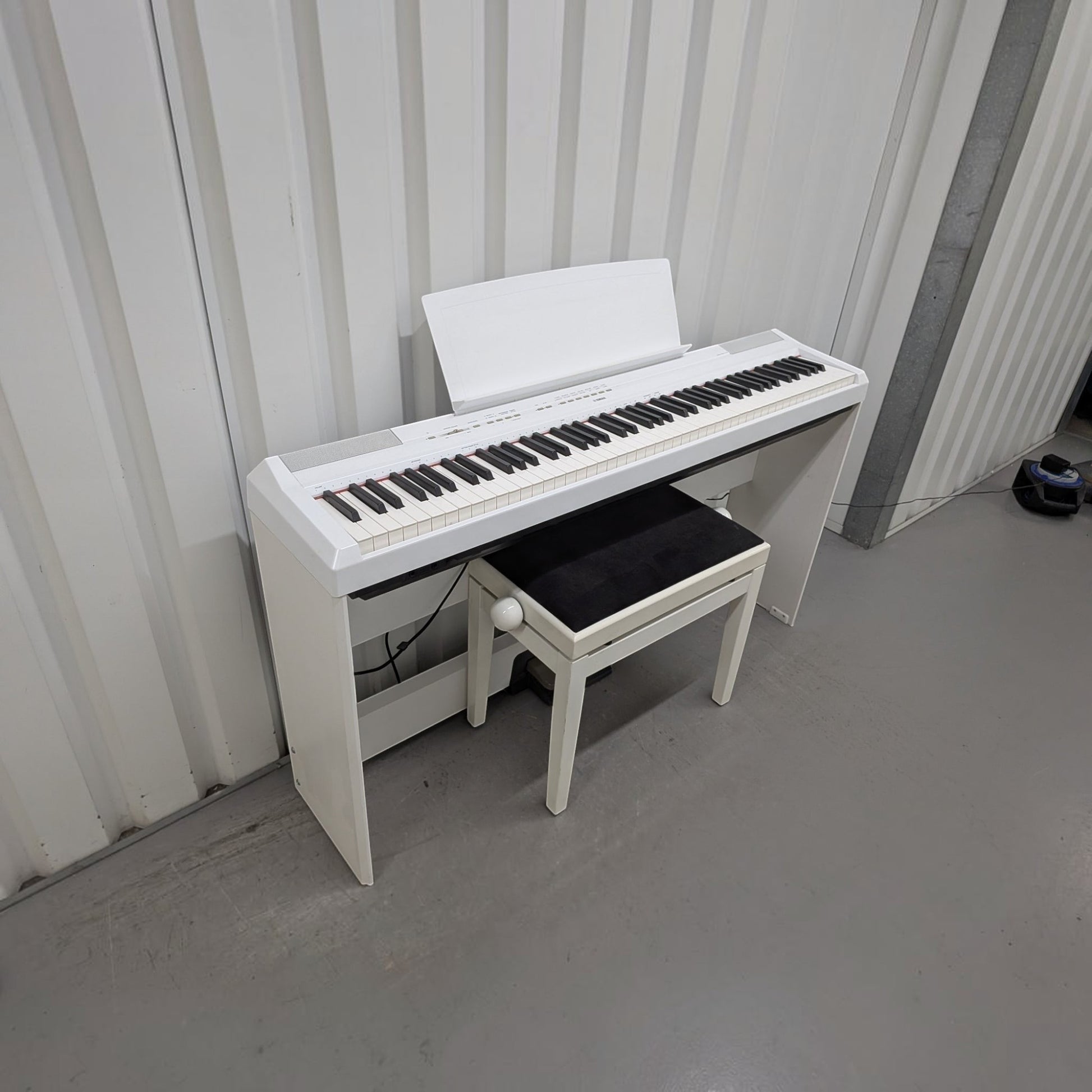 Đàn piano điện TÂN NHẠC CỤ Yamaha P-115 màu trắng thiết kế gọn nhẹ với ghế ngồi đi kèm