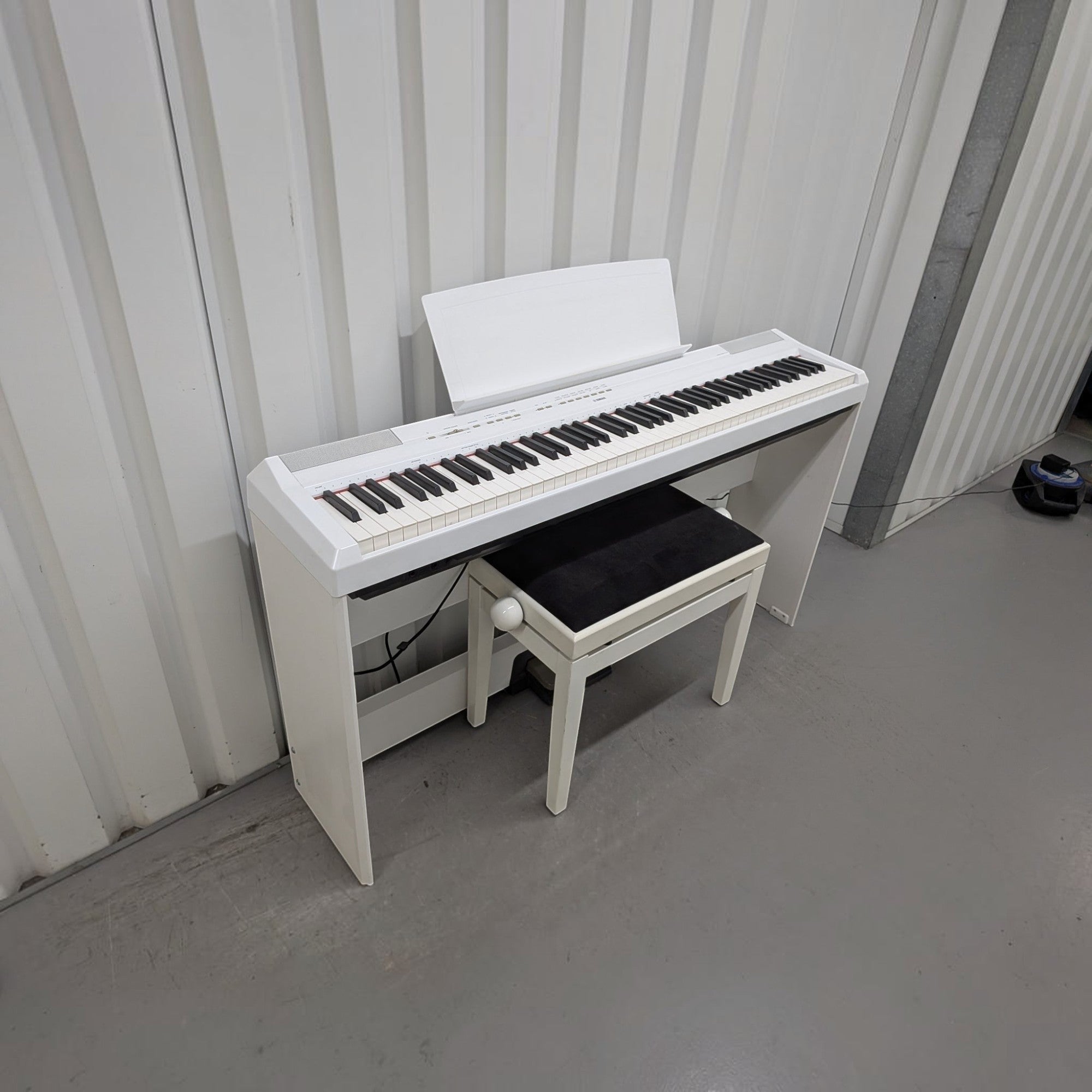 Đàn piano điện TÂN NHẠC CỤ Yamaha P-115 màu trắng thiết kế gọn nhẹ với ghế ngồi đi kèm