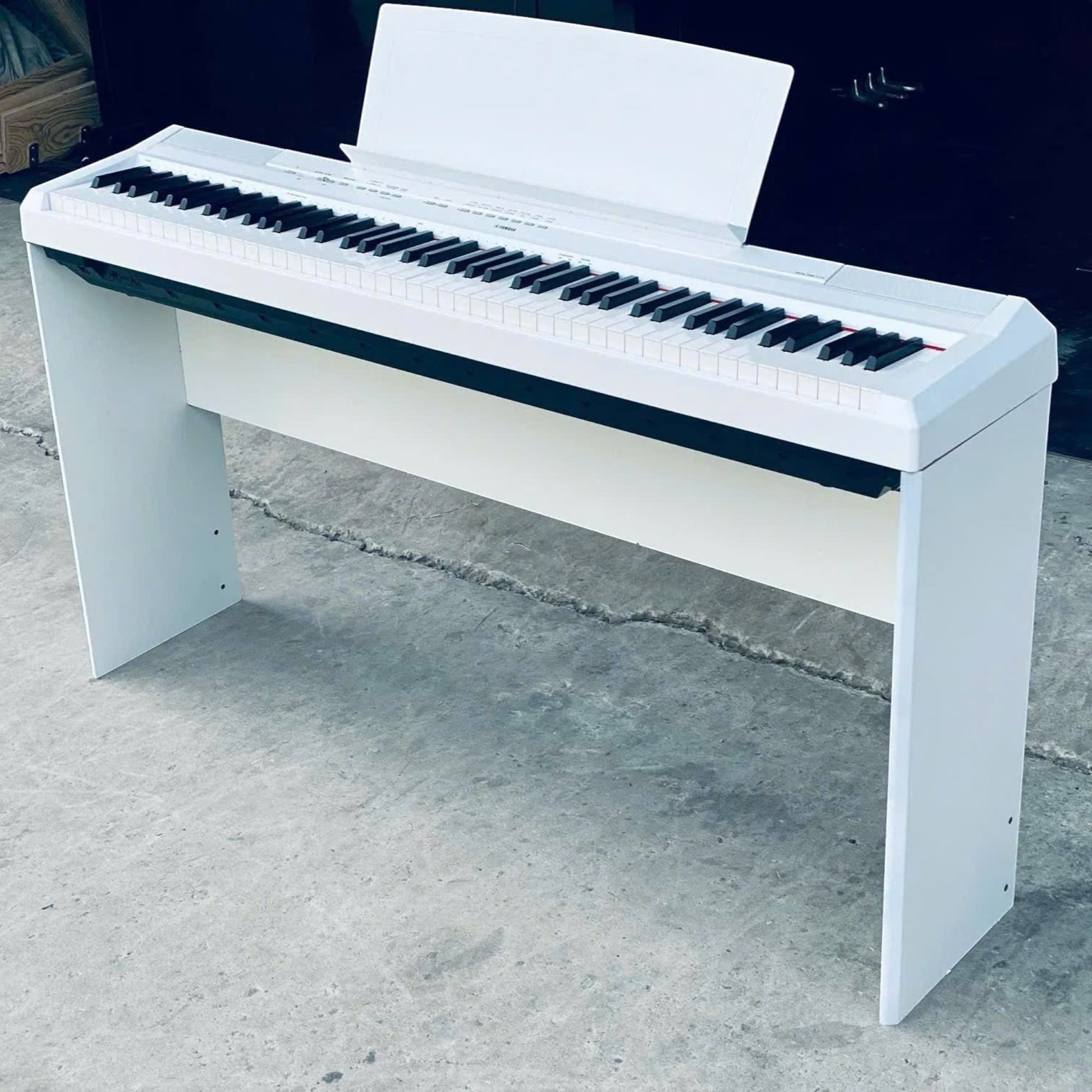 Đàn piano điện Yamaha P-115 màu trắng tại TÂN NHẠC CỤ, thiết kế gọn nhẹ với 88 phím búa GHS chuẩn.