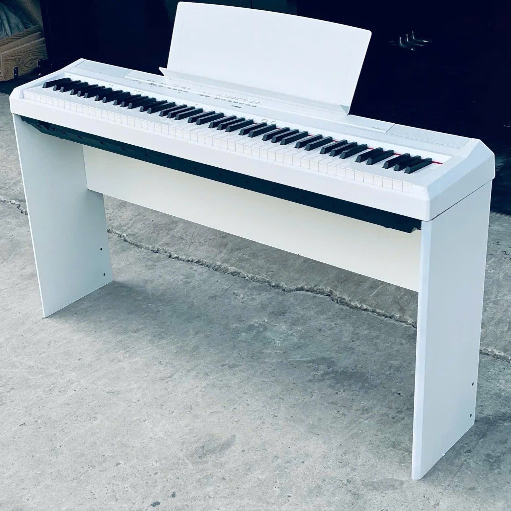 Đàn piano điện Yamaha P-115 màu trắng tại TÂN NHẠC CỤ, thiết kế gọn nhẹ với 88 phím búa GHS chuẩn.