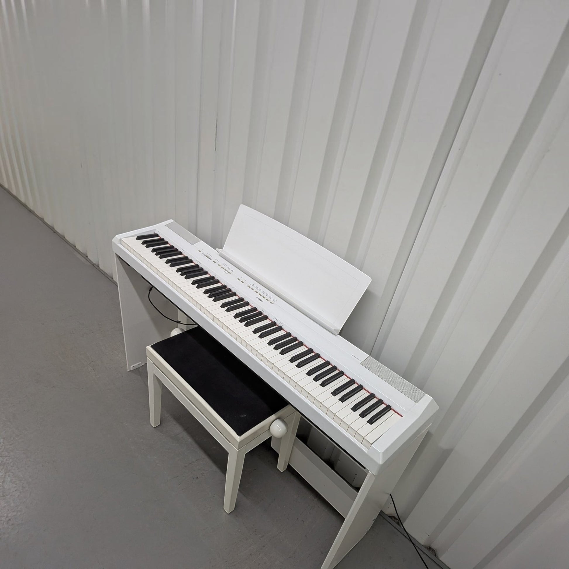 Đàn piano điện TÂN NHẠC CỤ Yamaha P-115 màu trắng thiết kế gọn nhẹ với 88 phím GHS và giá để nhạc