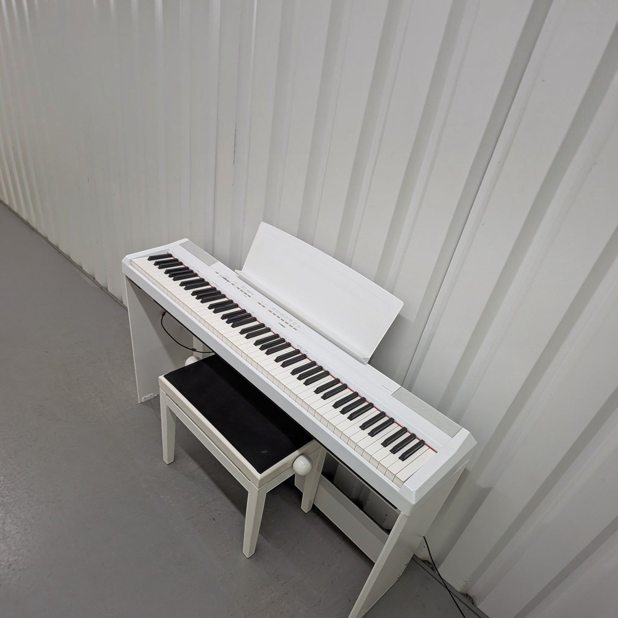 Đàn piano điện TÂN NHẠC CỤ Yamaha P-115 màu trắng thiết kế gọn nhẹ với 88 phím GHS và giá để nhạc