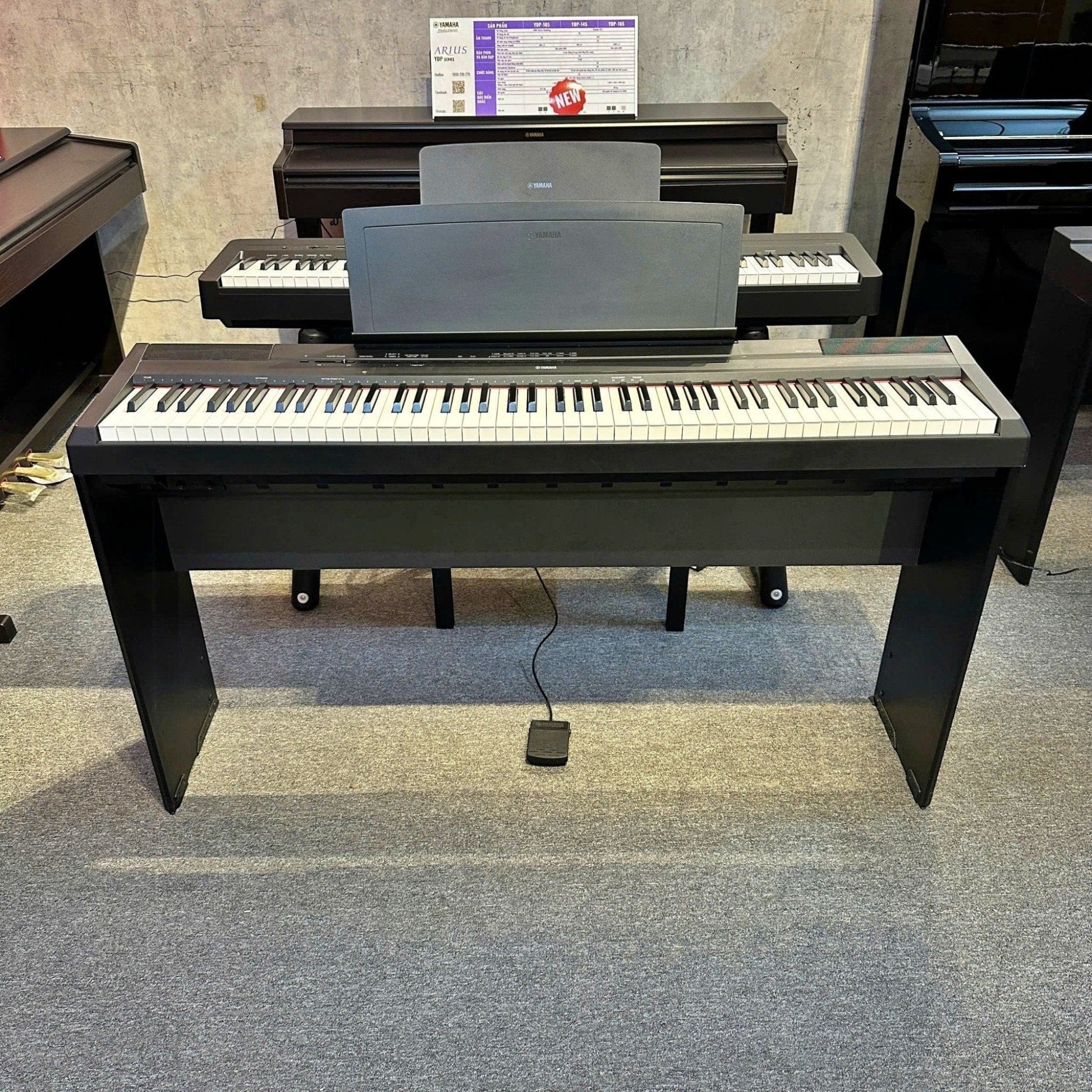 Đàn piano điện Yamaha P-115 màu đen tại showroom TÂN NHẠC CỤ với thiết kế gọn nhẹ, 88 phím GHS và giá đỡ nhạc