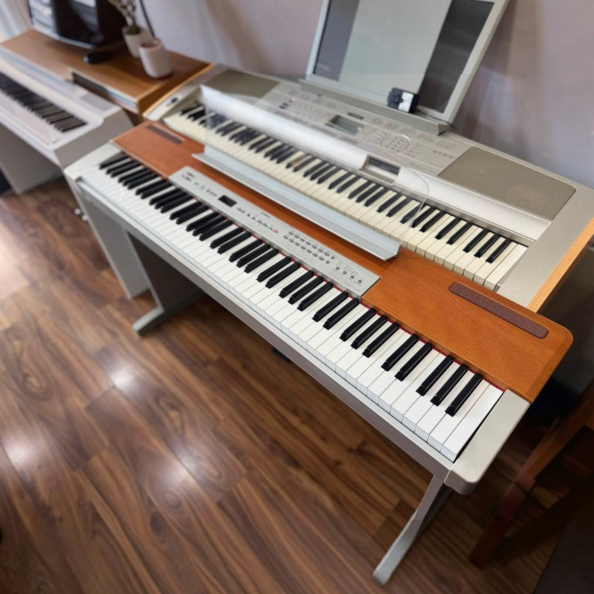 Đàn piano điện Yamaha P120S màu bạc với bàn phím búa 88 phím tại showroom TÂN NHẠC CỤ