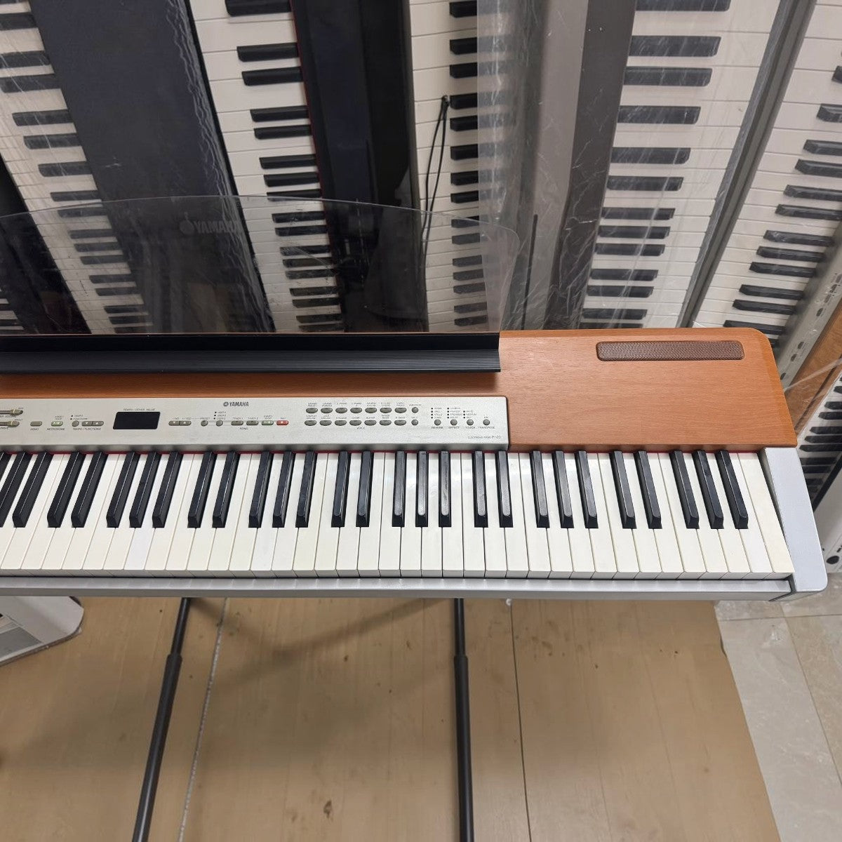 Đàn piano điện Yamaha P120S màu bạc với mặt gỗ tại cửa hàng TÂN NHẠC CỤ