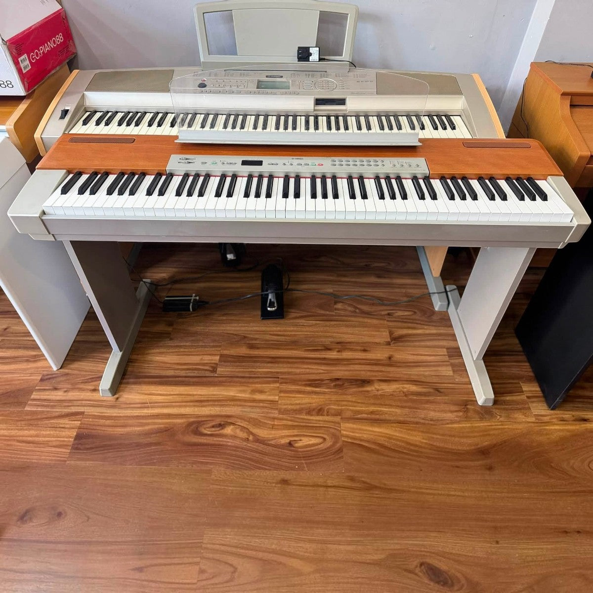 Đàn piano điện TÂN NHẠC CỤ Yamaha P120S màu bạc với thiết kế portable 88 phím búa GH chắc chắn