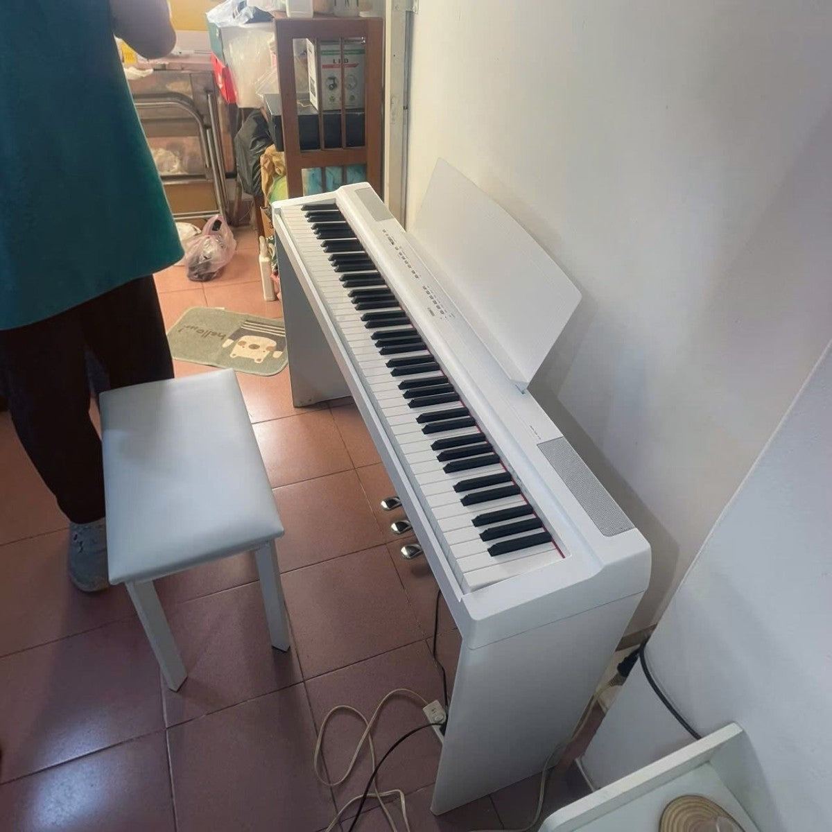 Đàn piano điện Yamaha P125 màu trắng tại cửa hàng TÂN NHẠC CỤ, thiết kế gọn nhẹ với ghế ngồi đi kèm