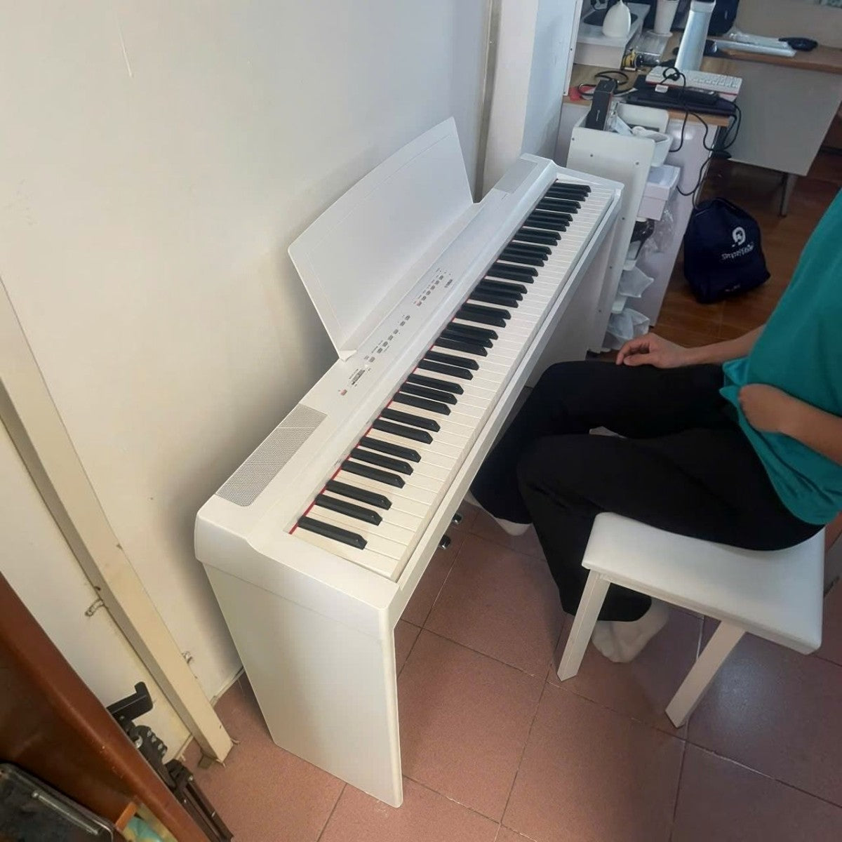 Đàn piano điện Yamaha P125 màu trắng tại Tân Nhạc Cụ, thiết kế gọn nhẹ với 88 phím búa GHS cho người mới tập