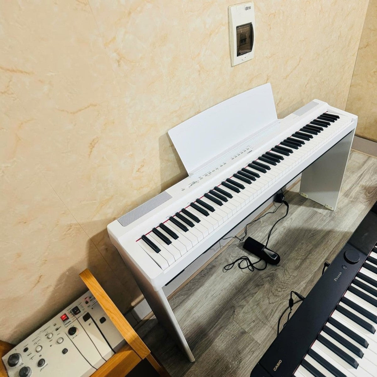 Đàn piano điện Yamaha P125 màu trắng tại showroom TÂN NHẠC CỤ, thiết kế gọn nhẹ với 88 phím búa GHS