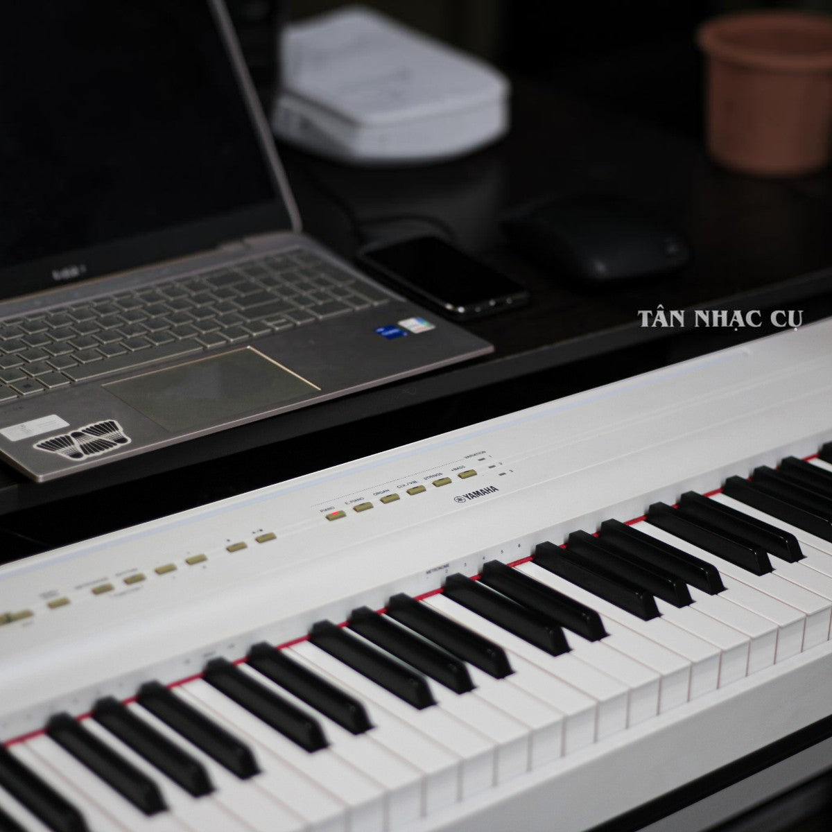 Đàn piano điện Yamaha P125 màu trắng tại TÂN NHẠC CỤ, thiết kế gọn nhẹ đặt cạnh máy tính xách tay