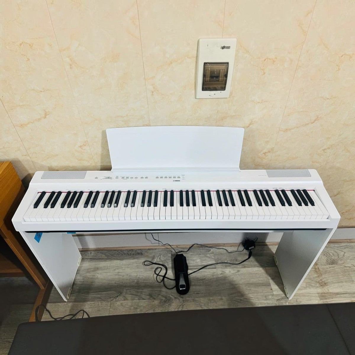 Đàn piano điện Yamaha P125 màu trắng tại TÂN NHẠC CỤ, thiết kế gọn nhẹ với 88 phím búa GHS và pedal đi kèm.