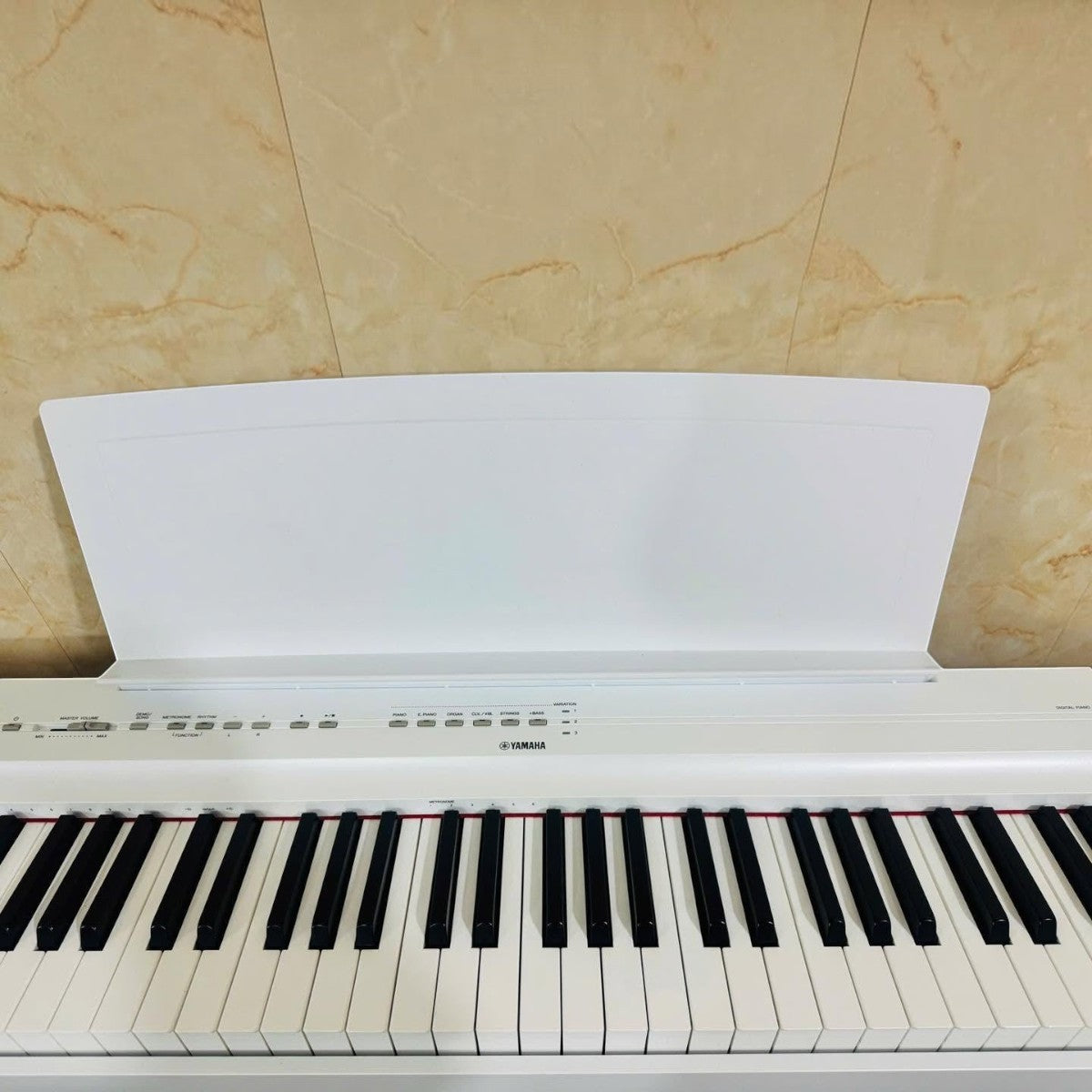 Đàn piano điện Yamaha P125 màu trắng tại Tân Nhạc Cụ với thiết kế 88 phím búa GHS gọn nhẹ