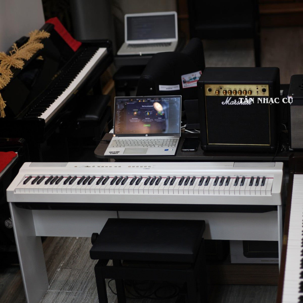 Đàn piano điện Yamaha P125 màu trắng tại showroom TÂN NHẠC CỤ, thiết kế gọn nhẹ với 88 phím búa GHS