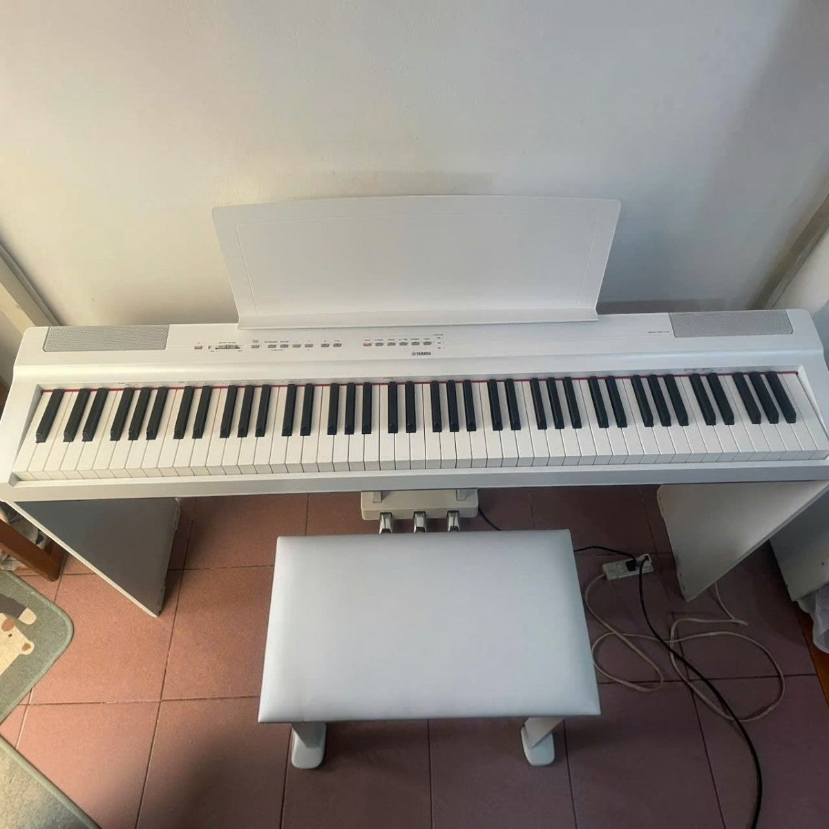 Đàn piano điện Yamaha P125 màu trắng tại TÂN NHẠC CỤ, thiết kế gọn nhẹ với 88 phím búa GHS và ghế đàn đi kèm.