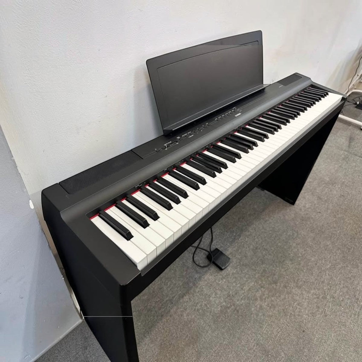 Đàn piano điện Yamaha P125 màu đen tại TÂN NHẠC CỤ, thiết kế gọn nhẹ với 88 phím búa GHS và giá để nhạc