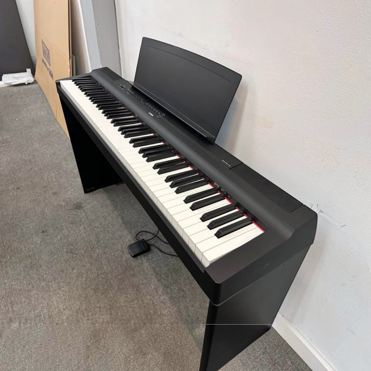 Đàn piano điện Yamaha P125 màu đen tại TÂN NHẠC CỤ, thiết kế gọn nhẹ với 88 phím búa GHS chuẩn
