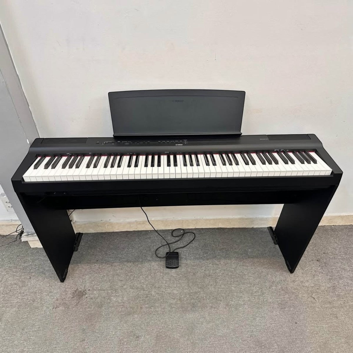 Đàn piano điện Yamaha P125 màu đen tại TÂN NHẠC CỤ, thiết kế gọn nhẹ với 88 phím búa GHS và giá để nhạc