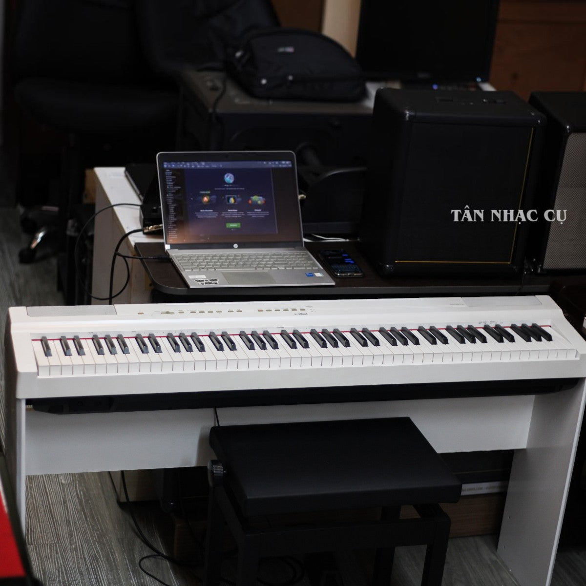 Đàn piano điện Yamaha P125 màu trắng tại showroom TÂN NHẠC CỤ, thiết kế gọn nhẹ với bàn phím 88 phím búa GHS