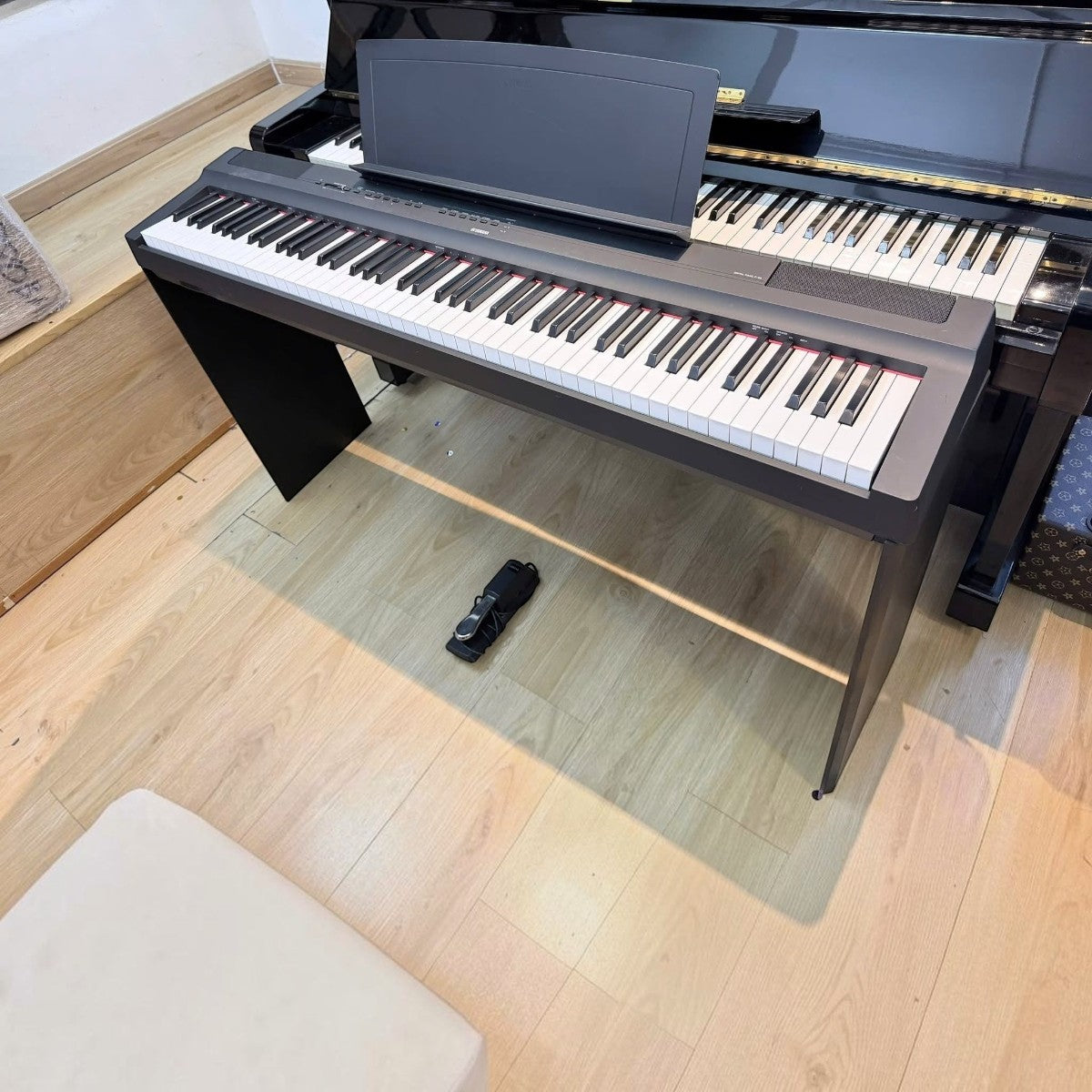 Đàn piano điện Yamaha P125 màu đen tại showroom TÂN NHẠC CỤ, thiết kế gọn nhẹ với 88 phím búa GHS
