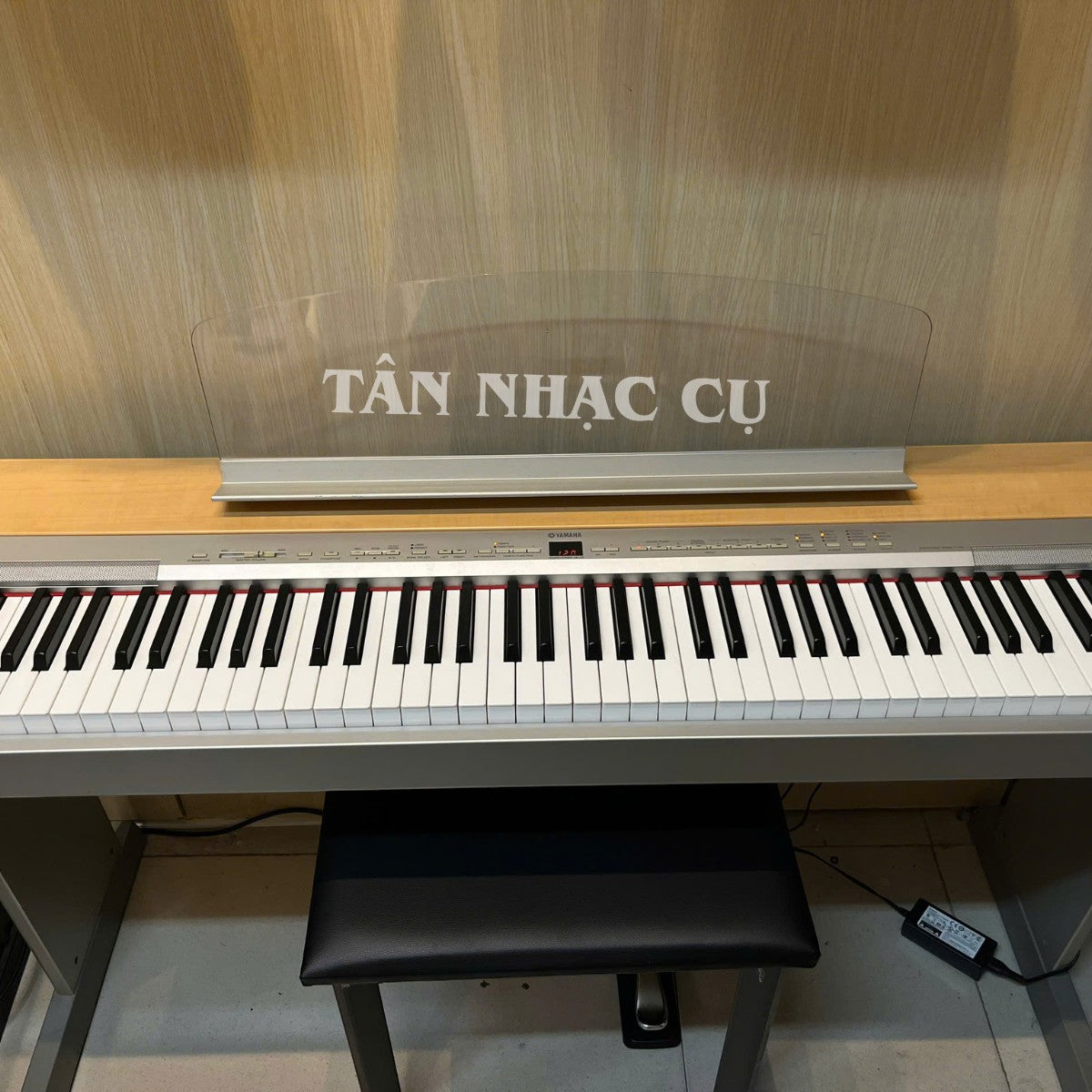 Đàn piano điện Yamaha P140 tại TÂN NHẠC CỤ với thiết kế mỏng, bàn phím búa GH và giá đỡ nhạc trong suốt