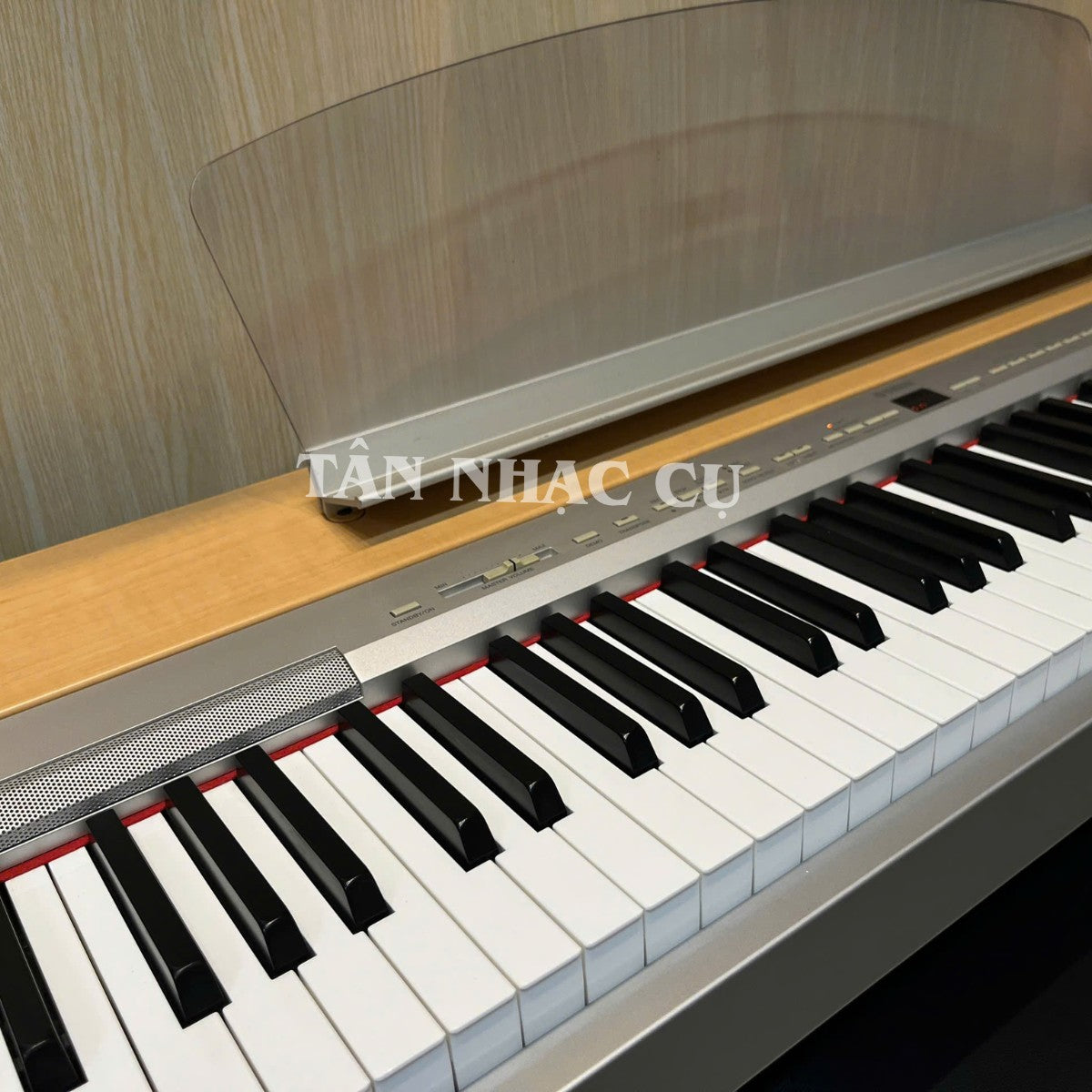 Đàn piano điện Yamaha P140 tại TÂN NHẠC CỤ với bàn phím búa GH, thiết kế mỏng nhẹ, màu bạc sang trọng.
