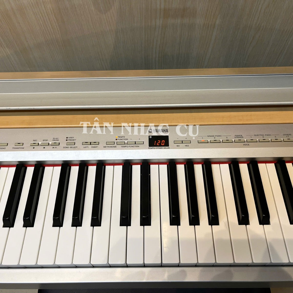 Đàn piano điện Yamaha P140 tại TÂN NHẠC CỤ với bàn phím búa GH và bảng điều khiển màu bạc sang trọng