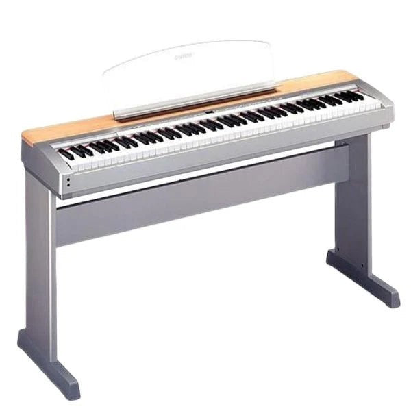 Đàn piano điện Yamaha P140 tại TÂN NHẠC CỤ với thiết kế mỏng, vỏ kim loại phối vân gỗ và bàn phím búa GH chuyên nghiệp