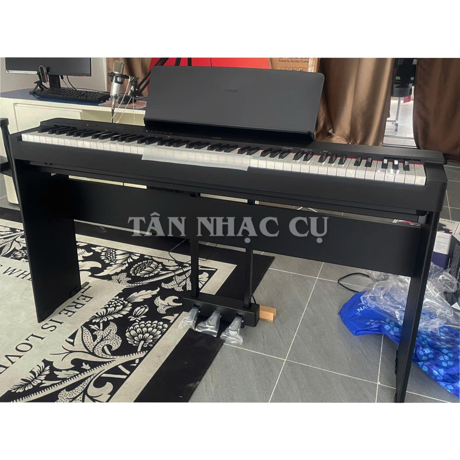 Đàn piano điện Yamaha P225 màu đen 88 phím tại TÂN NHẠC CỤ, thiết kế di động hiện đại với giá đỡ nhạc.