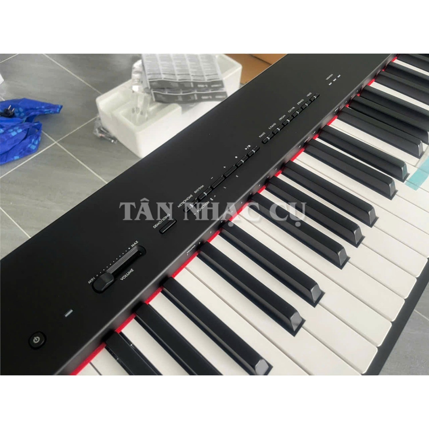 Đàn piano điện Yamaha P225 màu đen tại TÂN NHẠC CỤ với bàn phím 88 phím búa GHC và bảng điều khiển phía trên