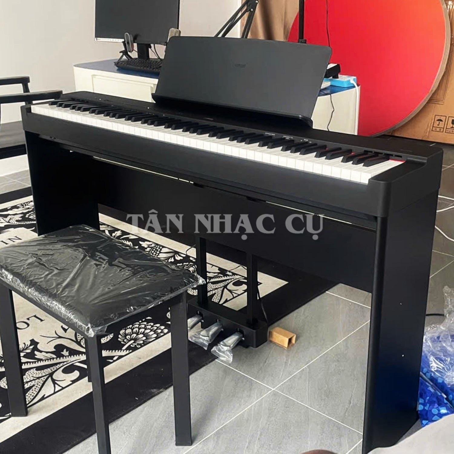 Đàn piano điện Yamaha P225 màu đen 88 phím tại Tân Nhạc Cụ, thiết kế di động hiện đại với giá nhạc và ghế ngồi.