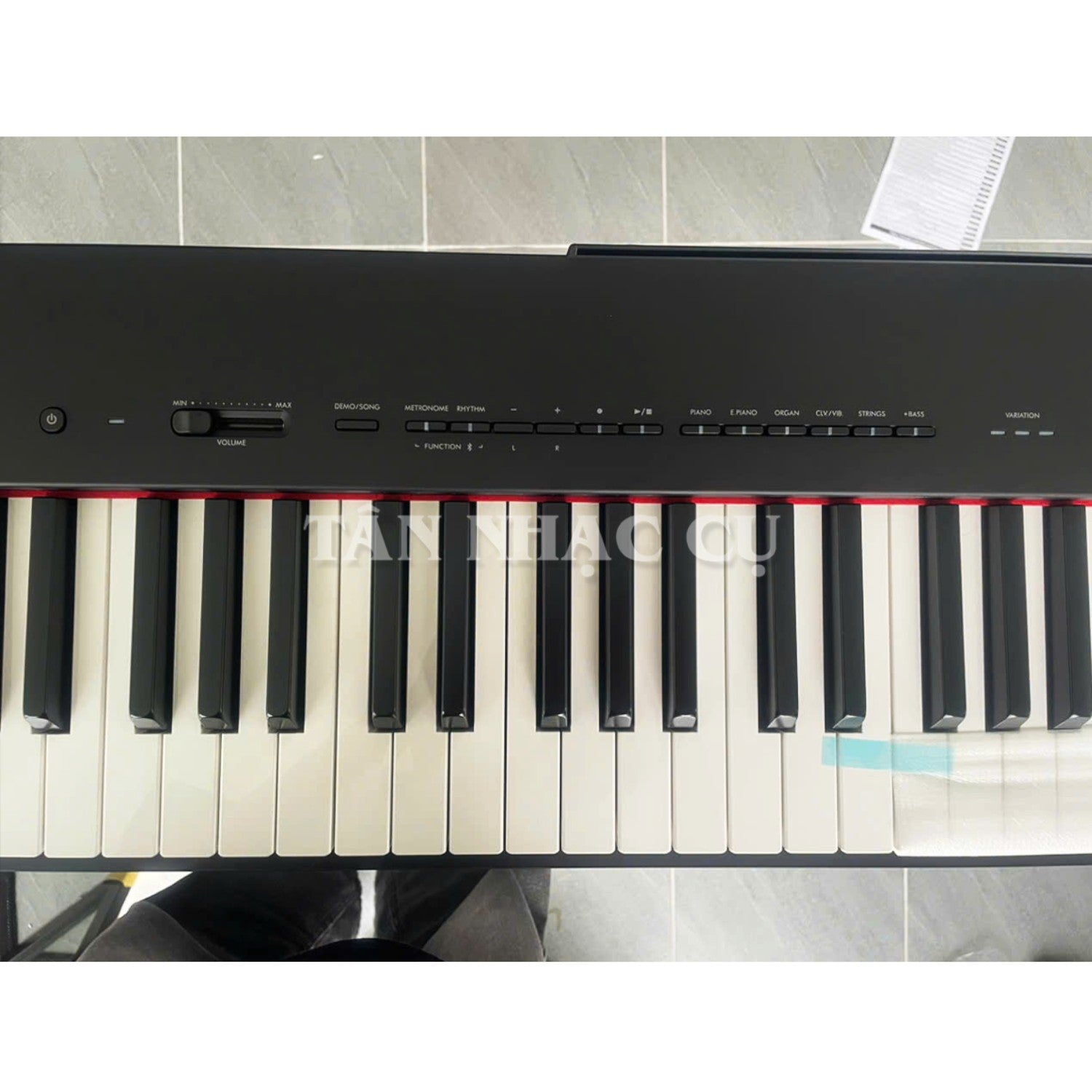 Đàn piano điện Yamaha P-225 màu đen với 88 phím búa GHC và bảng điều khiển phía trên tại TÂN NHẠC CỤ