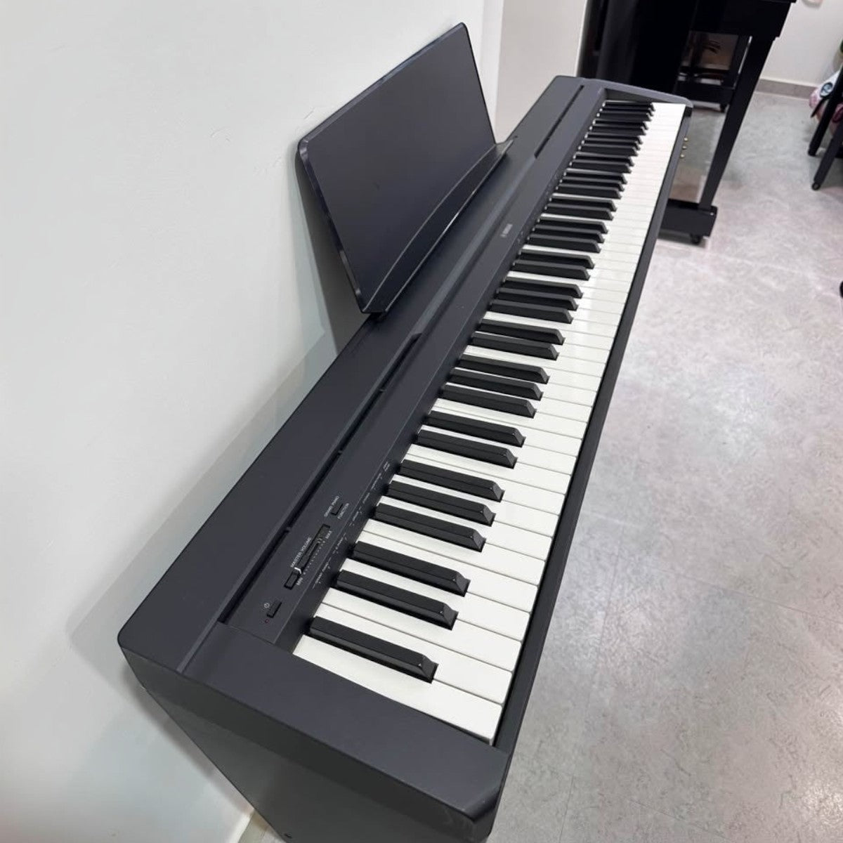 Đàn piano điện Yamaha P45 cũ màu đen tại TÂN NHẠC CỤ, bàn phím 88 phím GHS thiết kế gọn gàng cho người mới bắt đầu.