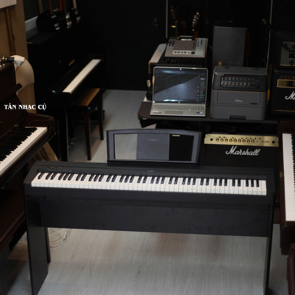 Đàn piano điện Yamaha P45 cũ màu đen tại cửa hàng Tân Nhạc Cụ, thiết kế 88 phím GHS bền bỉ cho người mới bắt đầu.