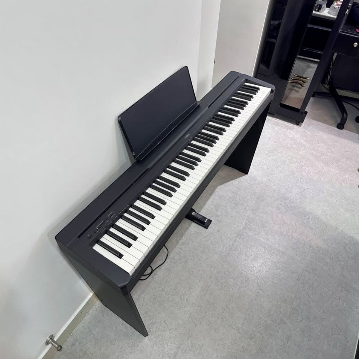 Đàn piano điện Yamaha P45 cũ màu đen tại Tân Nhạc Cụ, thiết kế 88 phím GHS gọn gàng cho người mới bắt đầu.