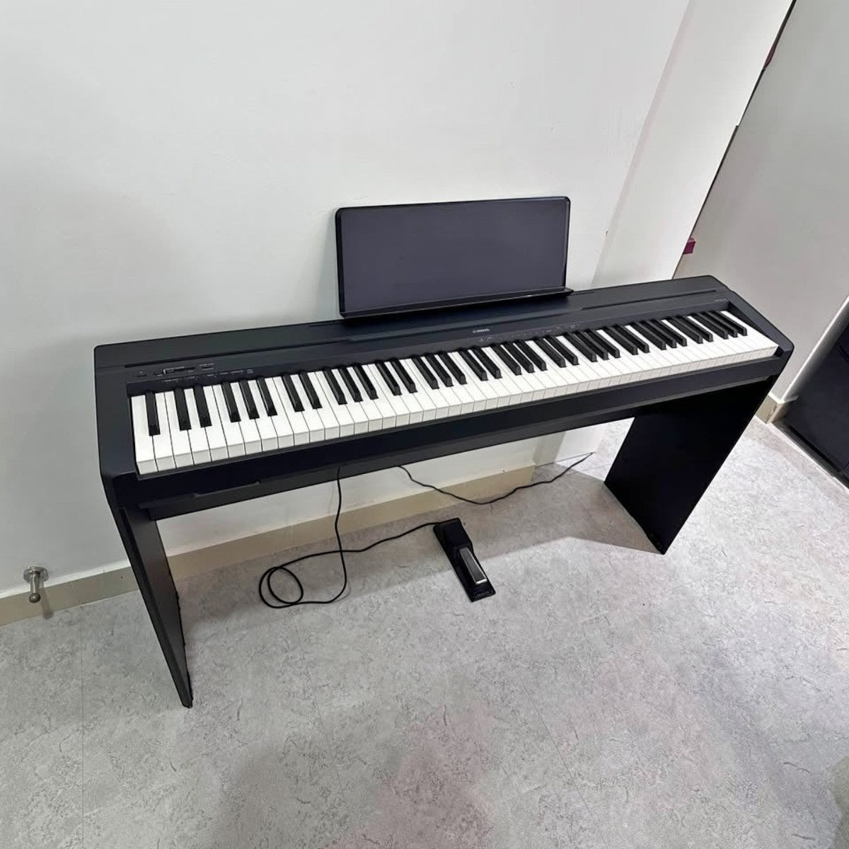 Đàn piano điện Yamaha P45 cũ màu đen tại TÂN NHẠC CỤ, thiết kế 88 phím GHS, kèm pedal sustain cho người mới bắt đầu.