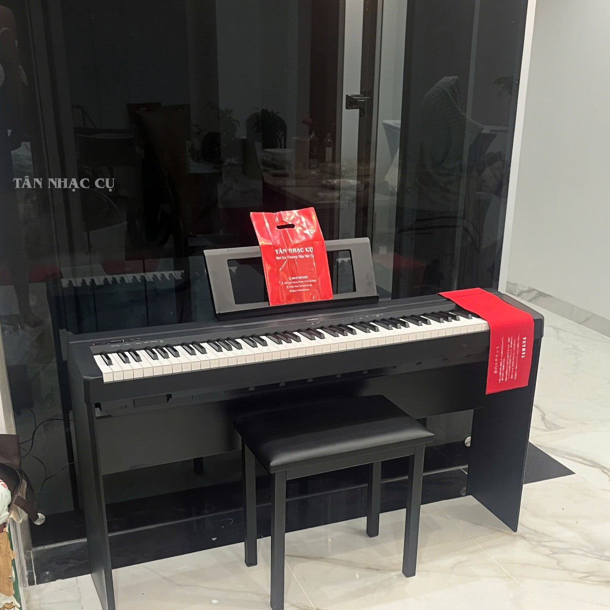 Đàn piano điện Yamaha P45 cũ màu đen tại TÂN NHẠC CỤ, thiết kế 88 phím GHS, kèm ghế và giá nhạc.