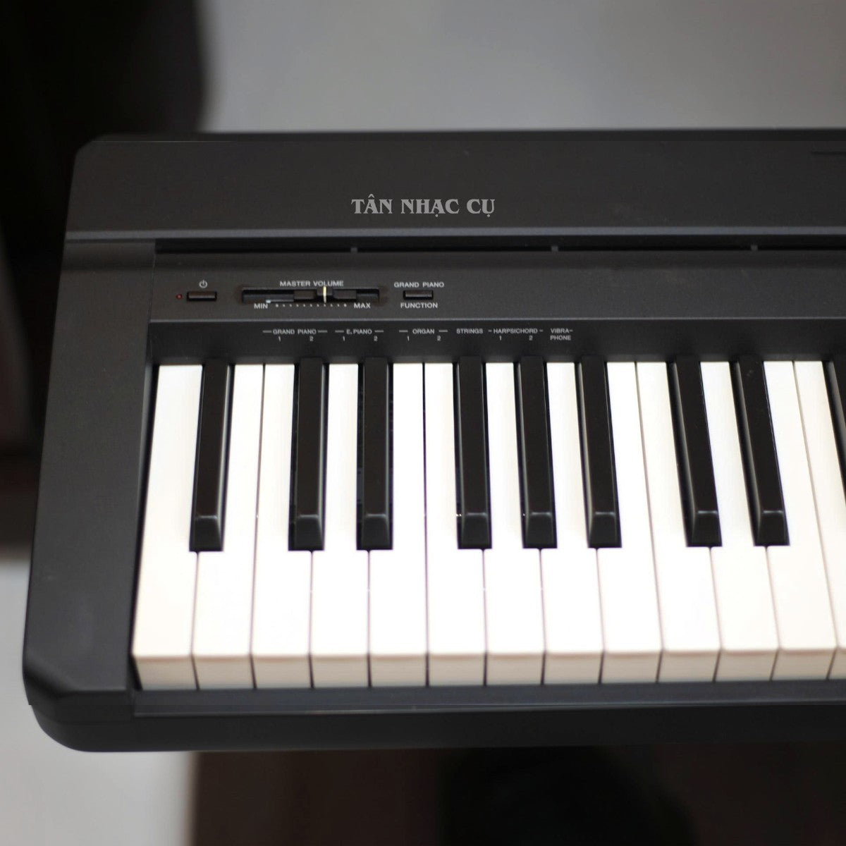 Đàn piano điện Yamaha P45 cũ màu đen tại Tân Nhạc Cụ với bàn phím GHS 88 phím và bảng điều khiển chức năng