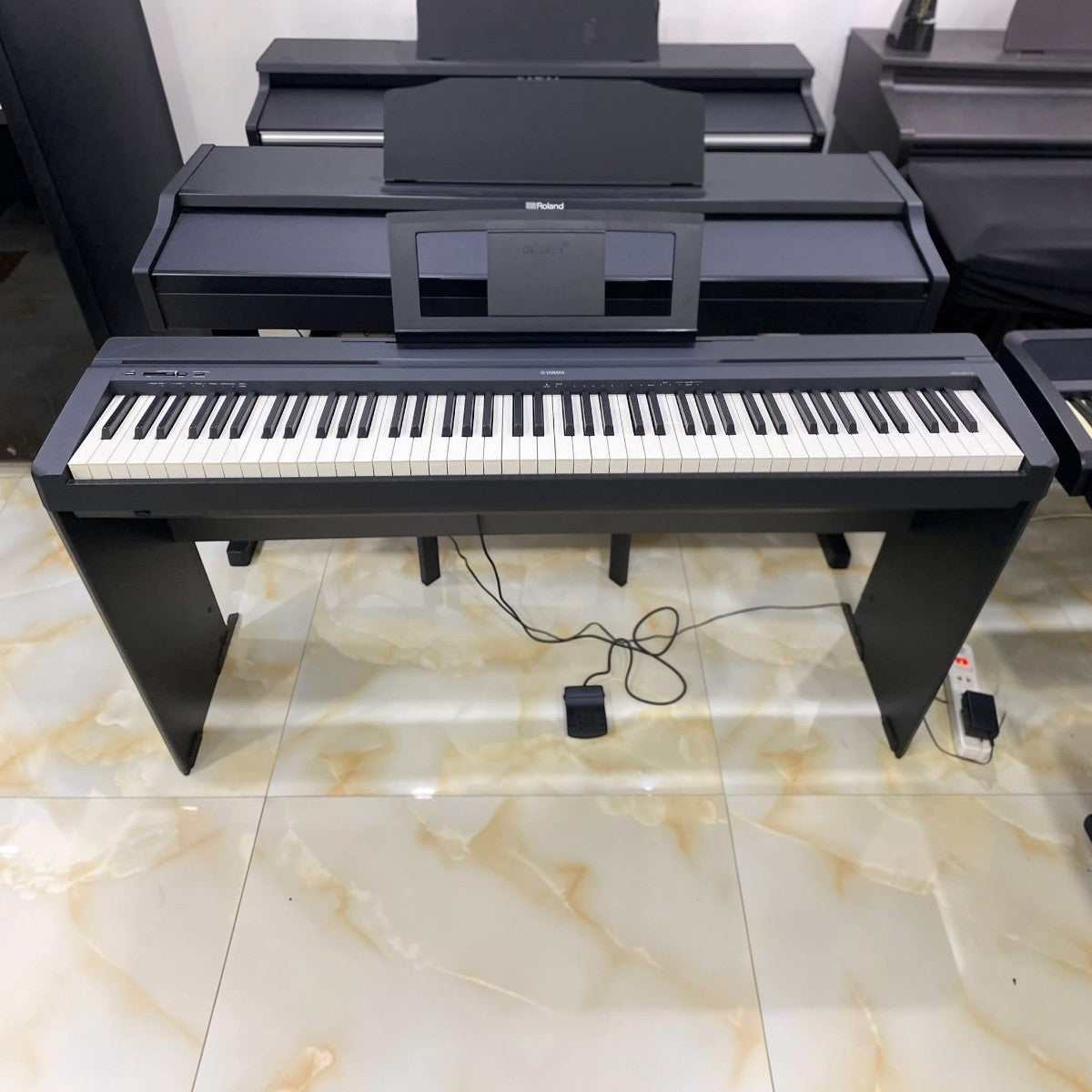 Đàn piano điện Yamaha P45 cũ màu đen tại Tân Nhạc Cụ, bàn phím 88 phím GHS, thiết kế gọn nhẹ cho người mới bắt đầu.