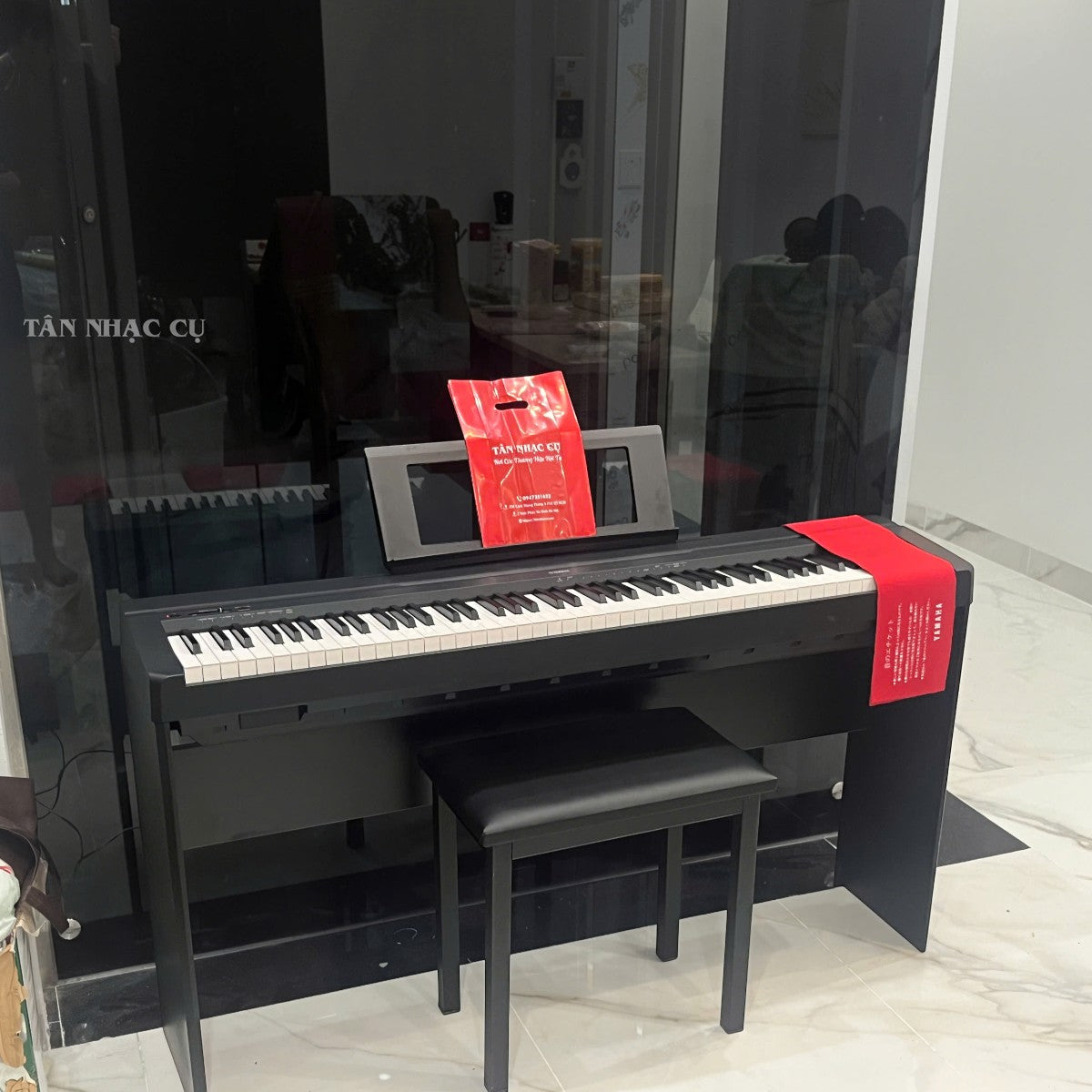 Đàn piano điện Yamaha P45 cũ màu đen tại Tân Nhạc Cụ, thiết kế 88 phím GHS kèm ghế ngồi và giá nhạc